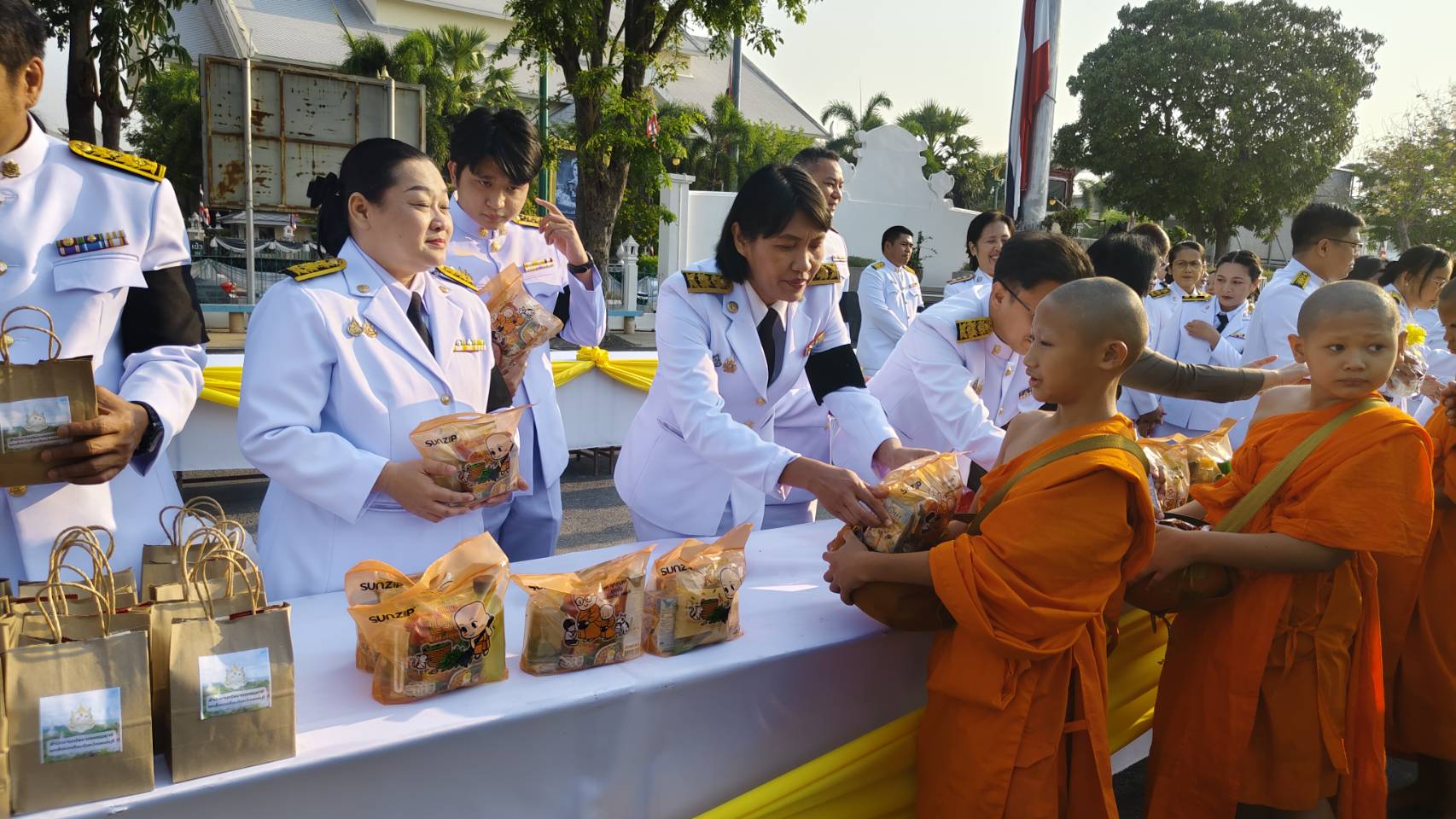 title - ปฏิรูปที่ดินจังหวัดเพชรบุรี มอบหมายให้ เจ้าหน้าที่ ส.ป.ก.เพชรบุรี ร่วมพิธีเจริญพระพุทธมนต์ พิธีทำบุญตักบาตร พิธีวางพานพุ่มดอกไม้และถวายราชสดุดี